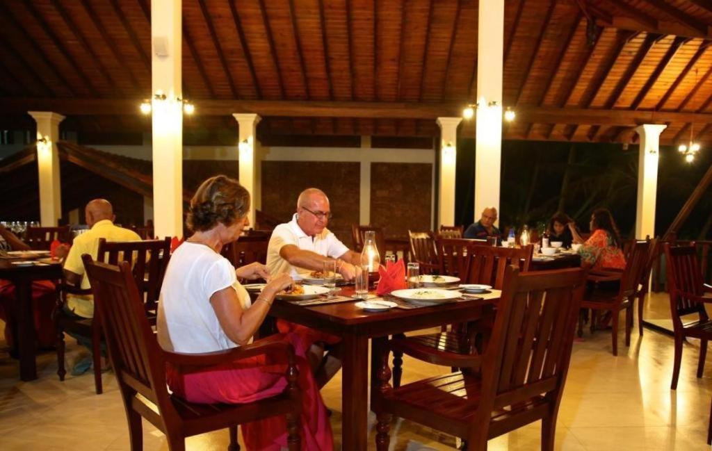 בנטוטה Whispering Palms Hotel מראה חיצוני תמונה